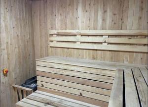sauna z drewnianymi ścianami i ławką w obiekcie Apartamento con piscina en el rodadero Eificio VITA w mieście Rodadero