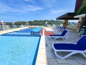basen na dachu budynku w obiekcie Apartamento con piscina en el rodadero Eificio VITA w mieście Rodadero