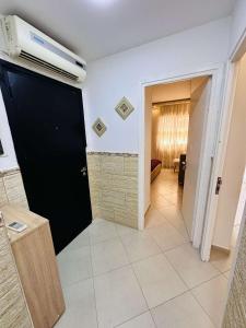 a hallway with a black door in a room at Appartement Berramdane in Aïn El Turk