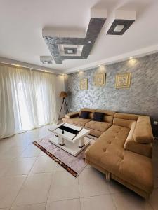 a living room with a couch and a table at Appartement Berramdane in Aïn El Turk