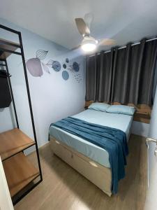 a bedroom with a bed with blue sheets and a window at Ap16 Compras e Lazer, na rua do metrô Brás SP in Sao Paulo +39 photos