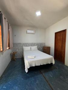 a bedroom with a white bed in a room at Beach Chalet Preá in Prea