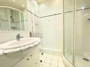a white bathroom with a sink and a shower at Résidence Grande Masse - Studio de 19m² pour 3 personnes avec balcon exposé Sud MAE-5774 in Les Menuires +12 photos