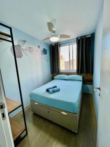 a bedroom with a bed and a ceiling fan at Ap16 Compras e Lazer, na rua do metrô Brás SP in Sao Paulo
