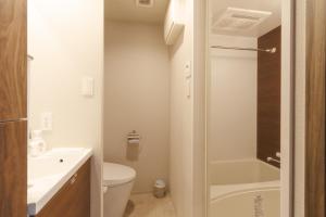 東京にあるLANG HOTEL Kameido - Vacation STAY 79042vのトイレと洗面台のある小さなバスルーム +9枚の写真