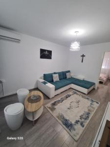 un salon avec un canapé et une table dans l'établissement Apartament Central Slanic-Moldova, à Slănic-Moldova