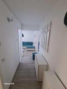 un couloir avec des canapés bleus dans une pièce dans l'établissement Apartament Central Slanic-Moldova, à Slănic-Moldova 2 autres photos