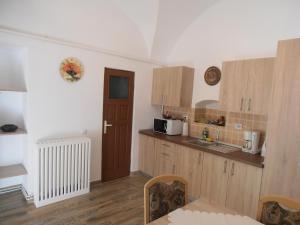 een keuken met houten kasten en een aanrechtblad bij Gothic House in Sibiu