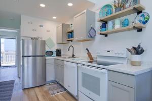 Η κουζίνα ή μικρή κουζίνα στο After Dune Delight - Adorable Oceanfront Community