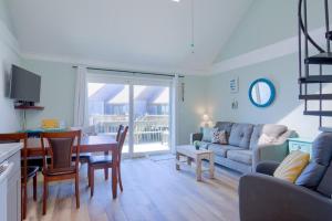 Χώρος καθιστικού στο After Dune Delight - Adorable Oceanfront Community