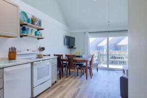 Η κουζίνα ή μικρή κουζίνα στο After Dune Delight - Adorable Oceanfront Community +19 φωτογραφίες