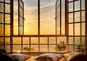 una camera con una grande finestra che guarda al tramonto di The Colonial Crest a Nillambe Altre 36 foto