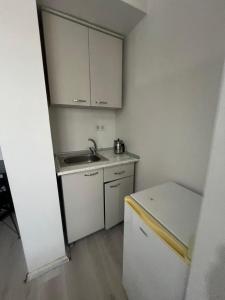 eine kleine Küche mit Spüle und Kühlschrank in der Unterkunft Şişli Suites - Room25 in Istanbul + 5 Fotos