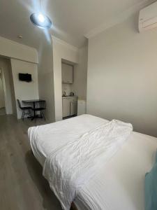 ein Schlafzimmer mit einem großen weißen Bett und einem Tisch in der Unterkunft Şişli Suites - Room25 in Istanbul