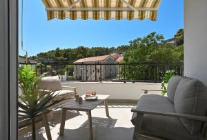 a patio with two chairs and a table on a balcony at Casa Dalmacija in Krvavica