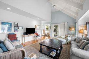 een woonkamer met banken en een salontafel bij Oyster Catcher Oasis 3BR Villa Roof Top Balcony in Pawleys Island