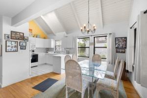 een eetkamer met een glazen tafel en stoelen bij Oyster Catcher Oasis 3BR Villa Roof Top Balcony in Pawleys Island