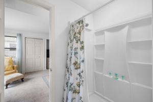 een witte kamer met een spiegel en een deur bij Oyster Catcher Oasis 3BR Villa Roof Top Balcony in Pawleys Island +28 foto's