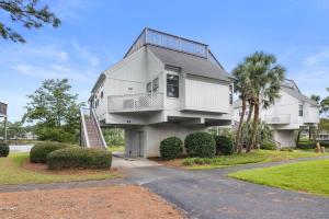 een wit huis met een balkon en een oprit bij Oyster Catcher Oasis 3BR Villa Roof Top Balcony in Pawleys Island