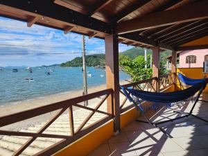 a view of a beach with two hammocks at Aspidiske in Governador Celso Ramos