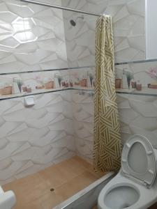 Un baño con inodoro y ducha en La Casa Del Hombre, en Puerto Chicama