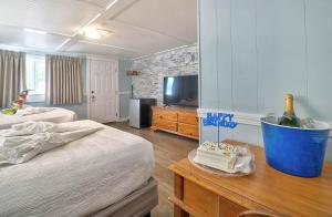 a room with two beds and a birthday cake on a table at The Janmere Motel in Hampton +30 photos
