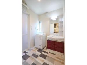 金沢市にあるIppuku - Vacation STAY 17436の洗面台と鏡のあるバスルーム +42枚の写真