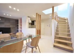 金沢市にあるIppuku - Vacation STAY 17436のガラスのカウンターと階段のあるリビングルーム