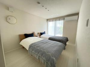 金沢市にあるIppuku - Vacation STAY 17436の窓のある部屋にベッドが2つある