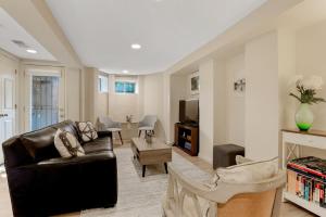 Χώρος καθιστικού στο NEW Classy Dupont-Logan Apt Parking