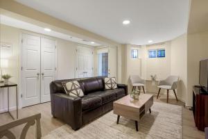Χώρος καθιστικού στο NEW Classy Dupont-Logan Apt Parking