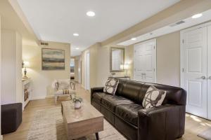 Χώρος καθιστικού στο NEW Classy Dupont-Logan Apt Parking