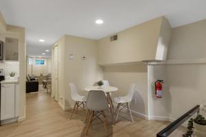 Η κουζίνα ή μικρή κουζίνα στο NEW Classy Dupont-Logan Apt Parking