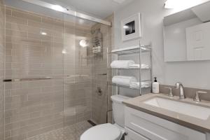 Ένα μπάνιο στο NEW Classy Dupont-Logan Apt Parking