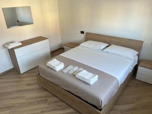 a bedroom with a bed with two towels on it at Cantalupo 3 in Cantalupo