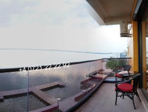 un balcon avec vue sur l'eau dans l'établissement Vila Sophia 2 Mamaia, apartament cu piscina si vedere catre lac, à Mamaia 2 autres photos