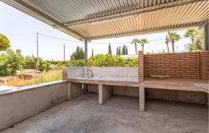 Un baño al aire libre con lavabo en un patio. en Awesome Home In Elche With Wifi, en Elche