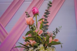 San AntonioCasa Erick的一朵粉红色的玫瑰花插在花瓶里