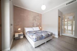 Un dormitorio con una cama y una pared. en VaticanRhome II, en Roma