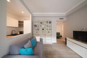 Una sala de estar con un sofá y un televisor. en VaticanRhome II, en Roma