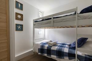 a bedroom with two bunk beds and a bed at Pet Haven Humberston Fitties Cleethropes Lincolnshire in Humberston +21 photos