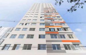 a tall white building with many windows at Ap16 Compras e Lazer, na rua do metrô Brás SP in Sao Paulo