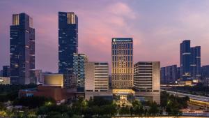 vista sullo skyline della città al tramonto di InterContinental Hotels Zhengzhou Zhengdong a Zhengzhou