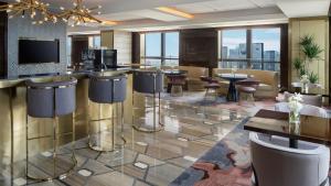 un bar in un hotel con vista sulla città di InterContinental Hotels Zhengzhou Zhengdong a Zhengzhou