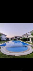 una grande piscina blu in mezzo a un cortile di Villa Tego a Çeşme