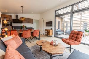 un soggiorno con un divano e un tavolo di Cozy beach cottage Enkhuizen near the lake a Enkhuizen