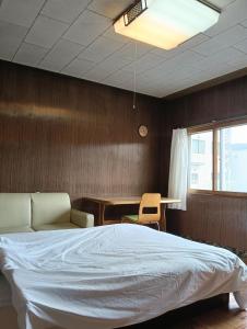 富良野市にあるOkufurano Lupine - Vacation STAY 19136のベッドとテーブルと椅子のある寝室