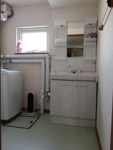 富良野市にあるOkufurano Lupine - Vacation STAY 19136の洗面台と窓のある白いバスルーム +3枚の写真