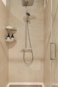 a shower with a shower head in a bathroom at Nid de calme centrale climatisé in Lyon