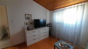 TV a/nebo společenská místnost v ubytování Charming holiday apartment near beach